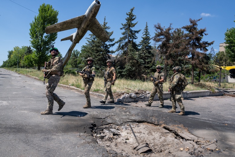 Cолдаты батальона «Алькатрас» ВСУ патрулируют прифронтовой город Дружковка в Донецкой области