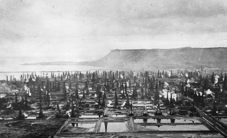 Нефтяные вышки Баку, 1918. Фото: Topical Press Agency / Getty Images