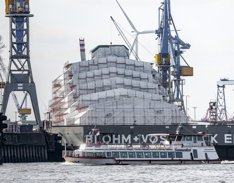 Суперъяхта Dilbar в порту Гамбурга. После нескольких недель расследования Федеральное ведомство уголовной полиции Германии нашло настоящего владельца яхты, им оказалась сестра Алишера Усманова. Фото: Markus Scholz / dpa / Global Look Press