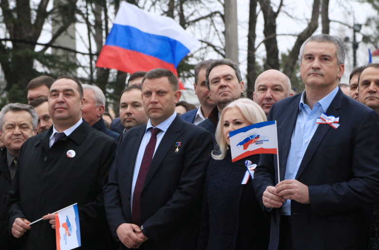 Глава ЛНР Игорь Плотницкий, глава ДНР Александр Захарченко и глава Республики Крым Сергей Аксенов на праздничном шествии в честь третьей годовщины референдума. Фото: Алексей Павлишак / ТАСС