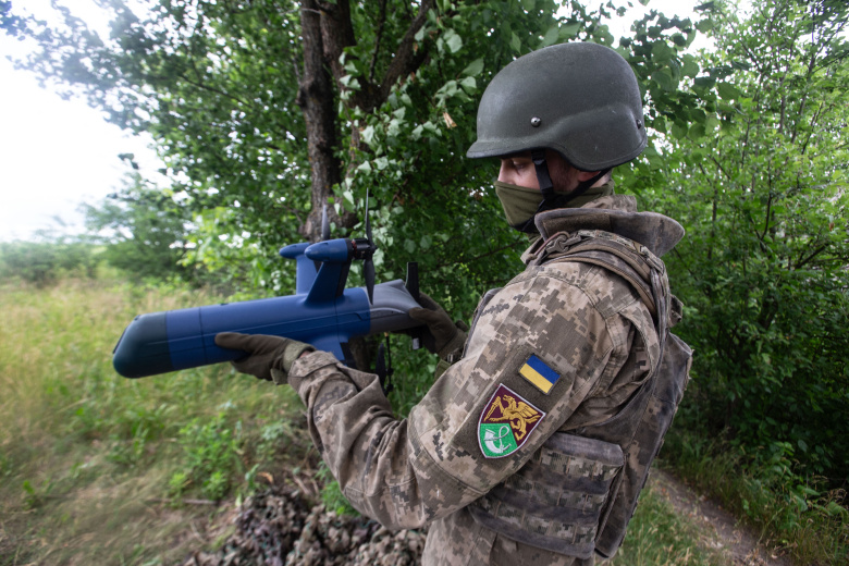 Украинский солдат с беспилотником-перехватчиком у линии фронта на окраине города Сумы.