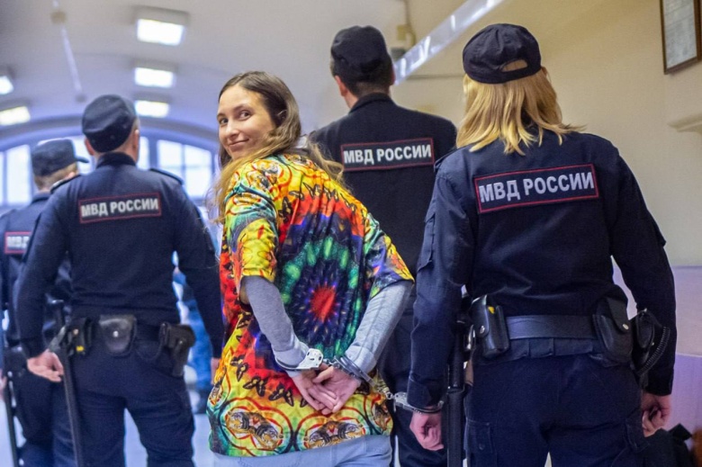 Петербургская художница Саша Скочиленко в здании суда