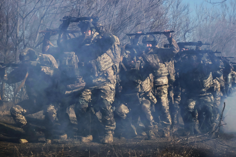 Украинские новобранцы проходят базовую военную подготовку в Запорожской области.