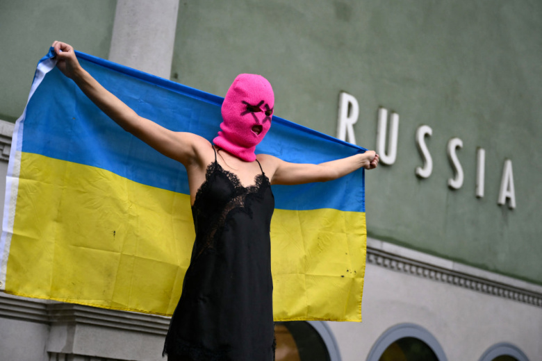 Участница Pussy Riot у российского павильона в Венеции, 6 мая 2026 года