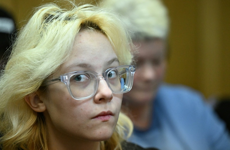 Диана Логинова (Наоко), лидер группы "Стоптайм" на судебных слушаниях в Санкт-Петербурге, 28 октября 2025 года