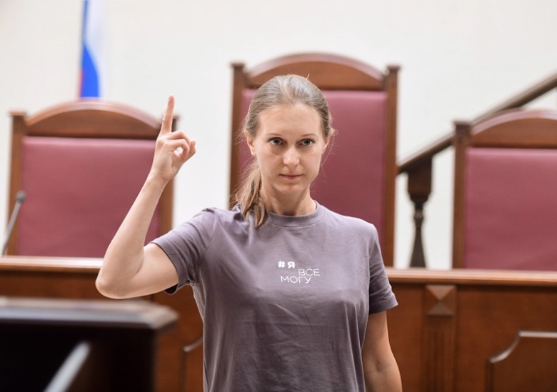 Журналистка Светлана Прокопьева перед началом заседания. Фото: Александр Коряков / Коммерсантъ