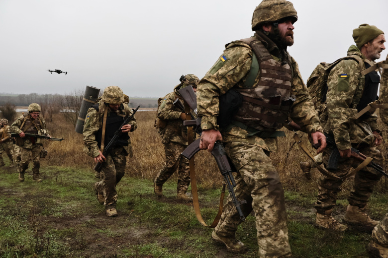 Украинские новобранцы проходят базовую военную подготовку в неустановленном месте в Запорожской области