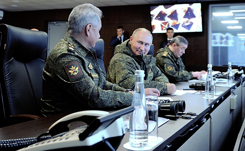 Сергей Шойгу и Владимир Путин во время военных учений