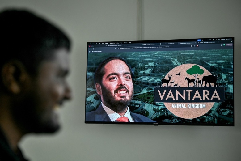 Сотрудник Vantara смотрит новости о компании в офисе в Бангалоре.