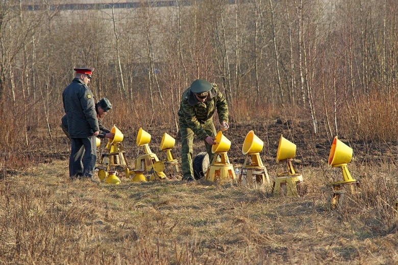 10 апреля 2010 года, аэродром Смоленск-Северный: российские военные и милиция изучают оборудование посадочной полосы через несколько часов после катастрофы самолета Ту-154, на котором летела польская делегация во главе с президентом страны Лехом Качиньским. Все находившиеся на борту погибли. Катастрофа породила теорию заговора, которая в Польше обсуждается на официальном уровне.