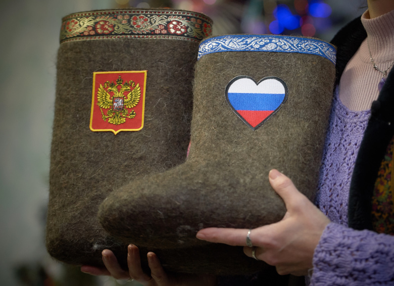 Валенки с российской символикой в рамках проекта "Мода на все русское, наш ответ на санкции"