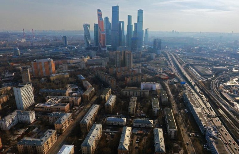 Пятиэтажные дома в Пресненском районе Москвы вблизи делового центра "Москва-Сити". Фото: Александр Любарский / Коммерсантъ