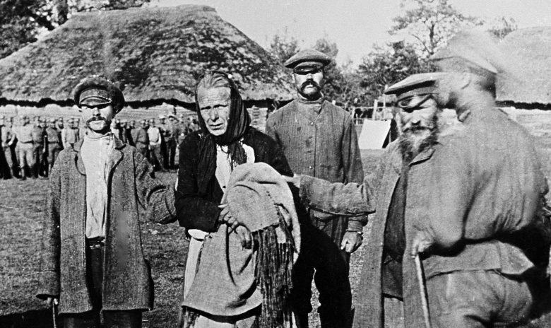 Немецкий шпион в женском платье, пойманный русскими крестьянами в прифронтовой полосе, 1915 год. Фото: Николай Пашин / РИА Новости