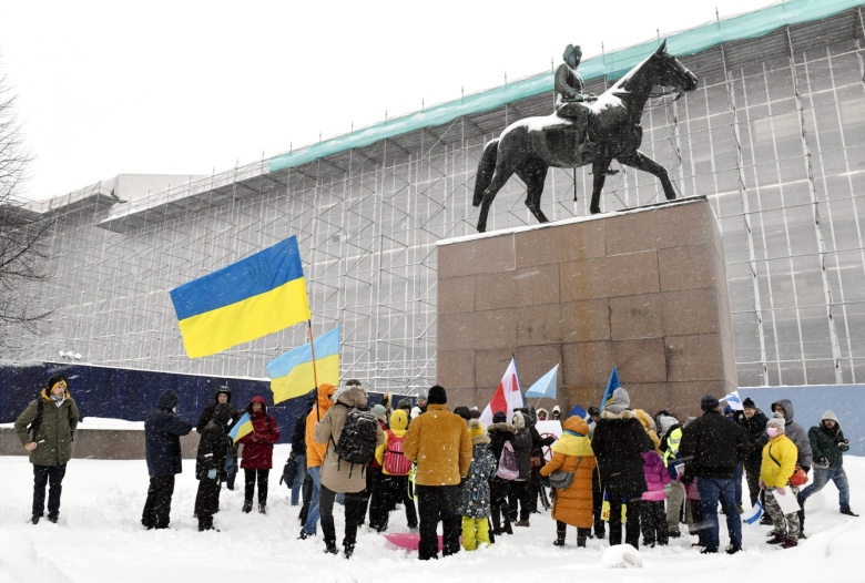 Демонстрация в поддержку Украины у памятника бывшему президенту Финляндии маршалу Карлу Густаву Маннергейму в центре Хельсинки.