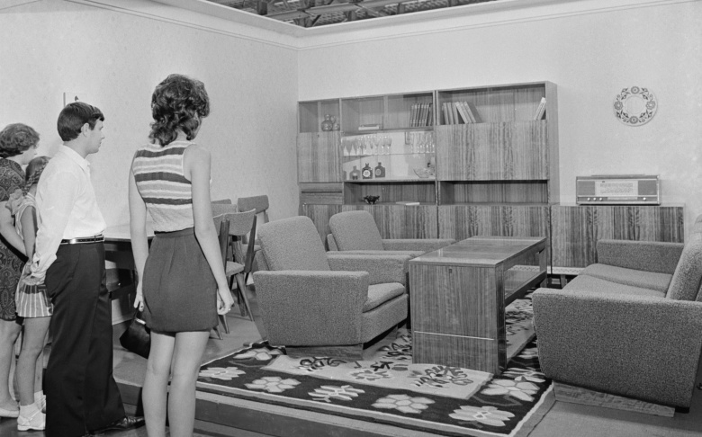 Мебельный гарнитур Черновицкой мебельной фабрики на ВДНХ СССР, 1973. Фото: Владимир Савостьянов / ТАСС