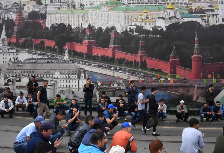 Верующие на богослужении в честь праздника Курбан-Байрам у Московской соборной мечети. Фото: Илья Питалев / РИА Новости