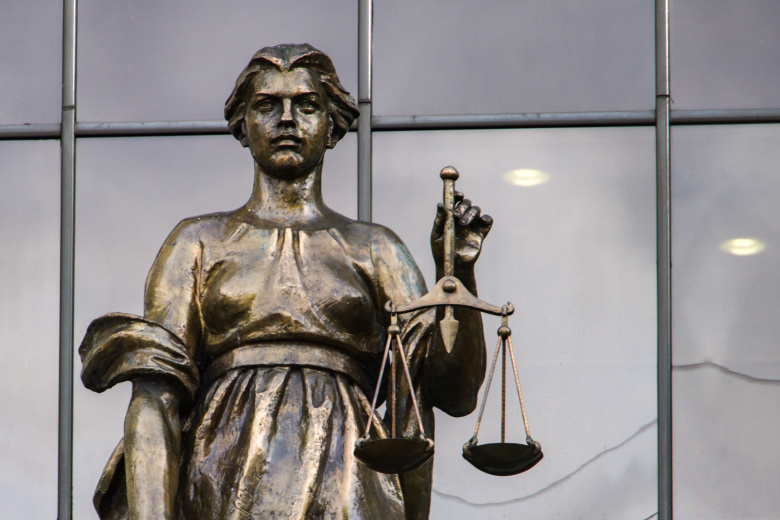 Статуя Фемиды у здания Верховного суда РФ