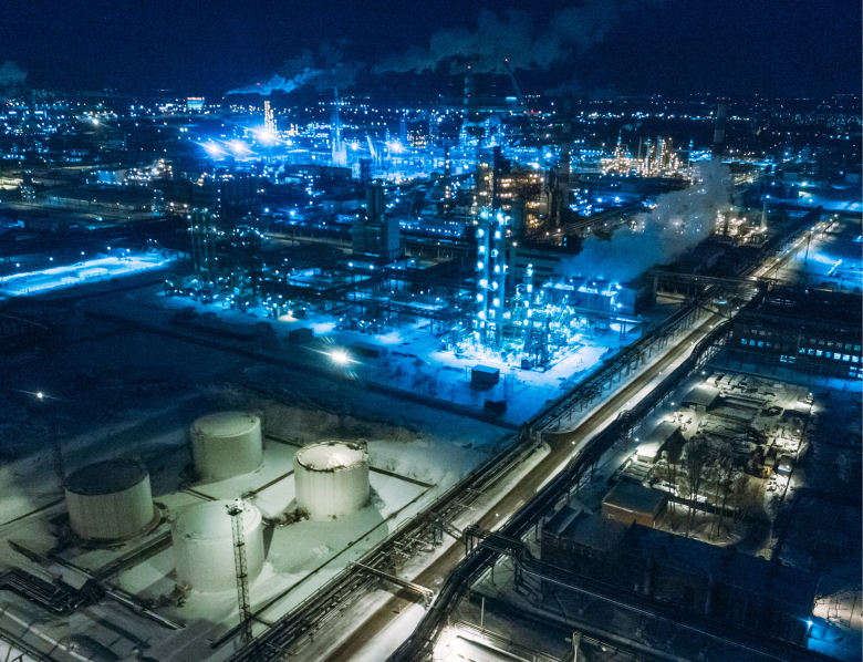 Вид на территорию АО «Газпромнефть – Московский НПЗ». Фото: Альберт Гарнелис / ТАСС