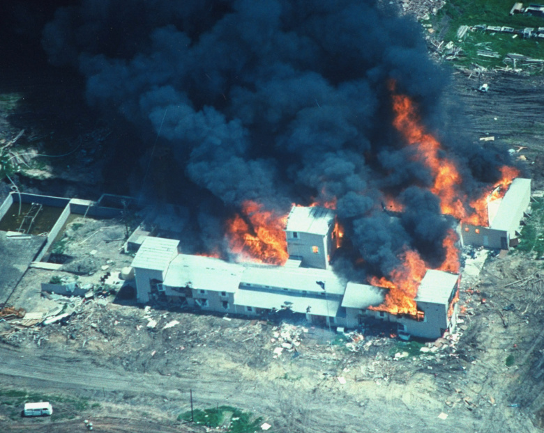 Горящее ранчо «Маунт Кармел» 19 апреля 1993 года. Фото: Time Life Pictures/ Fbi / Getty Images