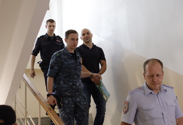 Андрей Пивоваров под конвоем