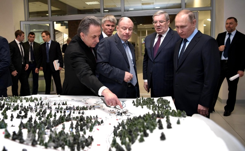 Во время посещения президентом Владимиром Путиным регионального учебно-тренировочного центра Академии биатлона в Красноярске, 1 марта 2017 года. Слева направо: вице-премьер Виталий Мутко, министр спорта Павел Колобков, председатель правления "Норильского никеля" Владимир Потанин и губернатор Красноярского края Виктор Толоконский. Справа – председатель наблюдательного совета "Базового элемента" Олег Дерипаска