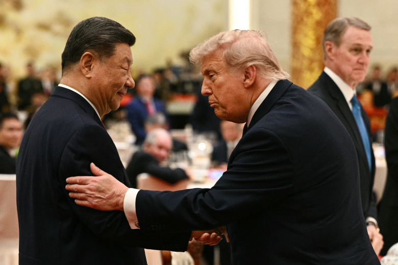 Председатель КНР Си Цзиньпин и президент США Дональд Трамп во время государственного банкета в Большом зале народных собраний в Пекине.