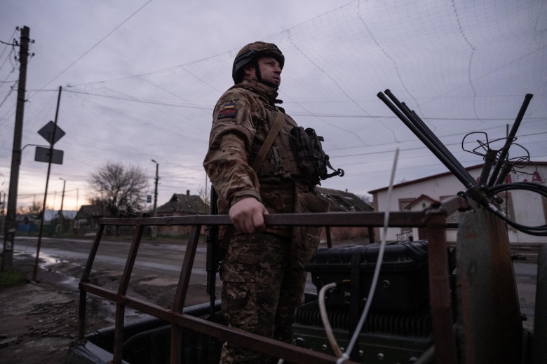 Военнослужащий 93-й Холодноярской отдельной механизированной бригады ВСУ на окраине Дружковки Донецкой области.