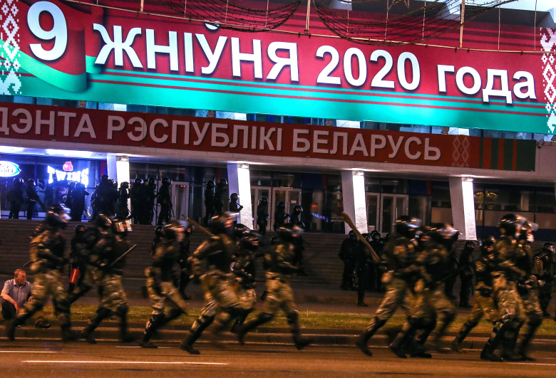 Сотрудники спецназа во время акции протеста после завершения голосования. Минск. Фото: Валерий Шарифулин/ТАСС