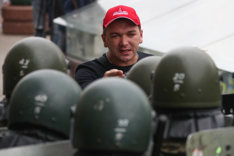 Участник акции "Марш единства" на проспекте Независимости. Фото: Валерий Шарифулин / ТАСС