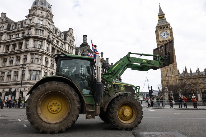 Трактор на Парламентской площади в центре Лондона, часть акции протеста против сельскохозяйственной политики лейбористов.