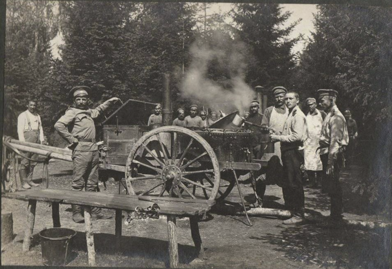 Фотография полевой кухни. Из альбома офицера 28-го Сибирского стрелкового полка. Первая мировая война.