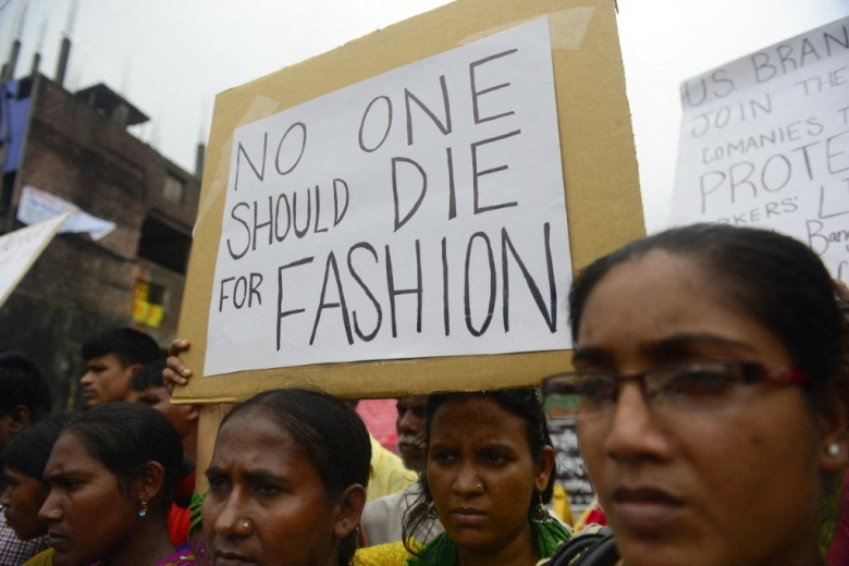 Родственники бангладешских рабочих, погибших при обрушении Rana Plaza, 29 апреля 2013 года
