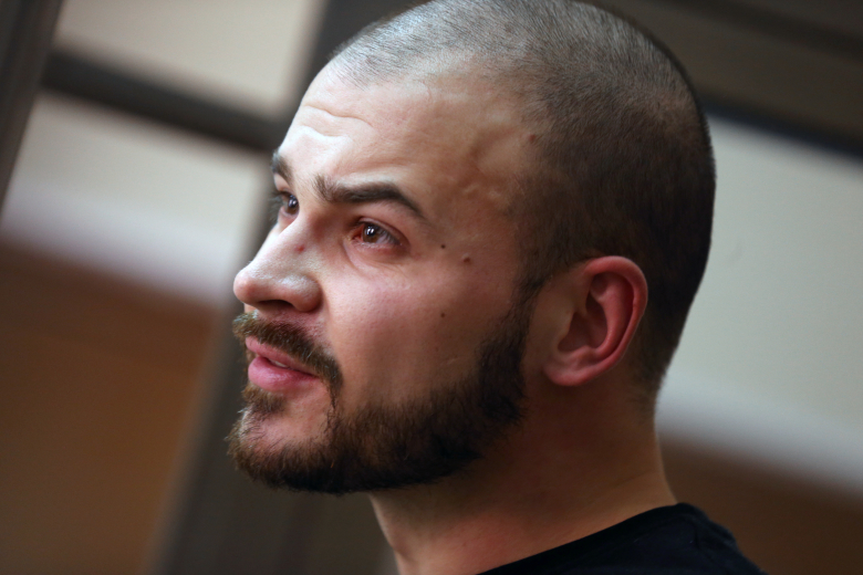 Максим "Тесак" Марцинкевич во время рассмотрения вопроса о продлении ареста в Кунцевском суде. Фото Антон Новодережкин / ТАСС