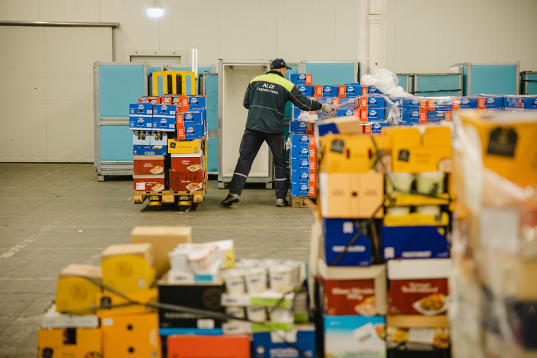 Разгрузка товаров в немецком дискаунтере Aldi