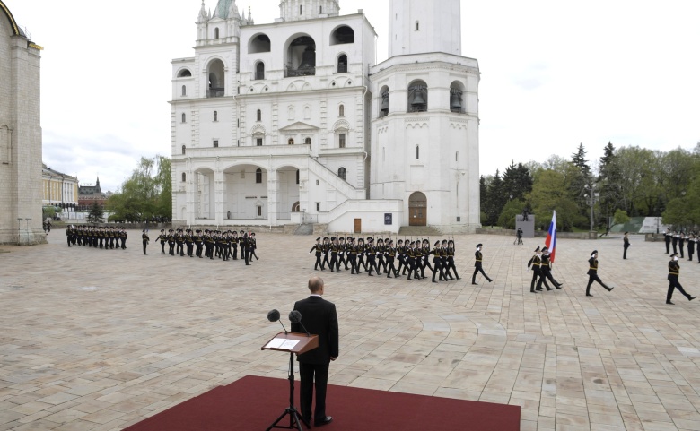 Владимир Путин на смотре марша пеших и конных караулов Президентского полка на Соборной площади. Фото: kremlin.ru