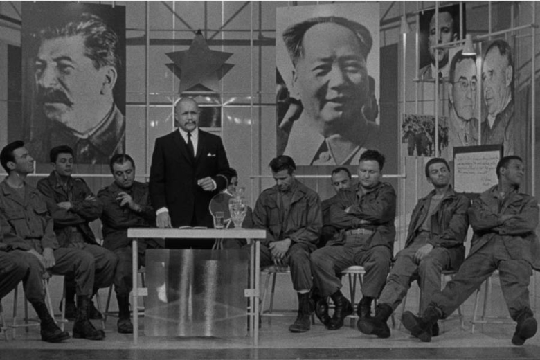 Кадр из фильма Джона Франкенхаймера «Маньчжурский кандидат» (1962): американские солдаты, похищенные советскими и китайскими десантниками во время Корейской войны, подвергаются «промыванию мозгов» при помощи гипноза и психоактивных препаратов. Потом эти «зомби», превращенные в послушные орудия убийства, будут отправлены домой для совершения терактов на территории США