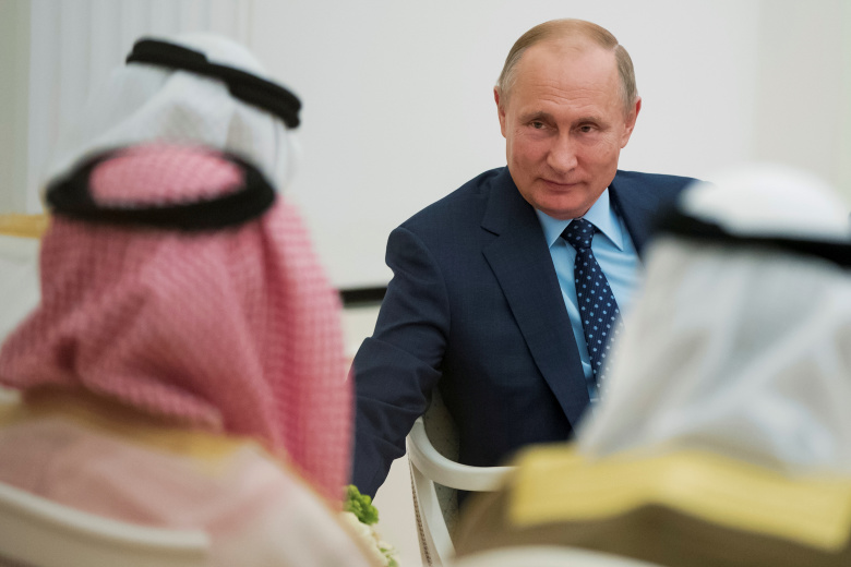 Президент России Владимир Путин на встрече с наследным принцем Объединенных Арабских Эмиратов Абу-Даби шейхом Мухаммедом бен Заидом Аль-Нахайяном. Фото: Pavel Golovkin/Reuters