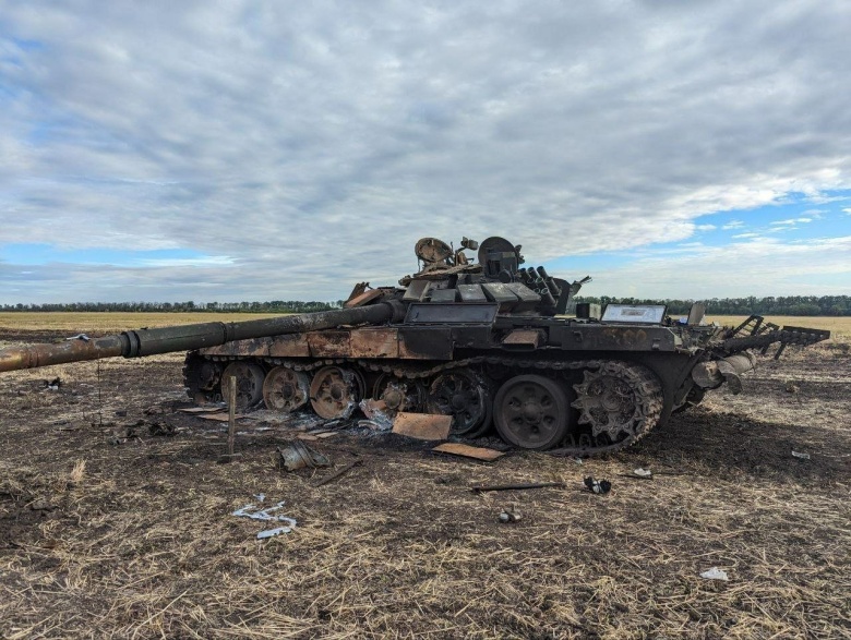 Сгоревший российский танк Т-72Б3 в Харьковской области