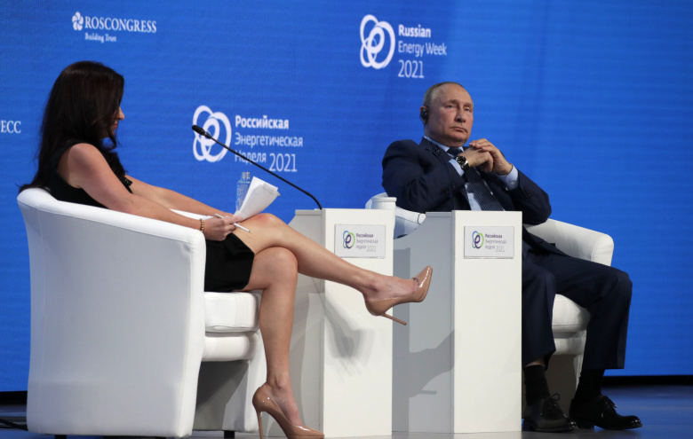 Телеведущая CNBC Хедли Гэмбл и Владимир Путин на пленарном заседании международного форума "Российская энергетическая неделя" (РЭН) в ЦВЗ "Манеж". Фото: Михаил Метцель/ТАСС