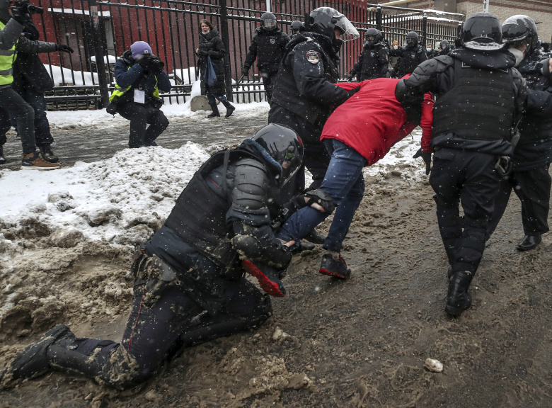 Сотрудники полиции задерживают участника несанкционированной акции в поддержку Алексея Навального в районе СИЗО "Матросская тишина". Фото: Валерий Шарифулин/ТАСС