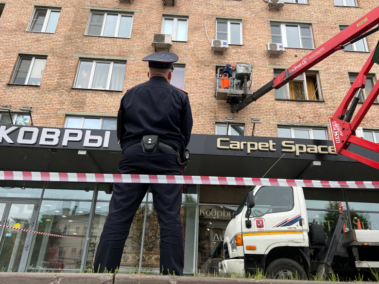 Москва, 24 июля 2023 года. В результате утренней атаки дронов разбито окно в жилом здании по адресу Комсомольский прспект, 15/2. Напротив предположительно находится штаб-квартира хакеров ГРУ