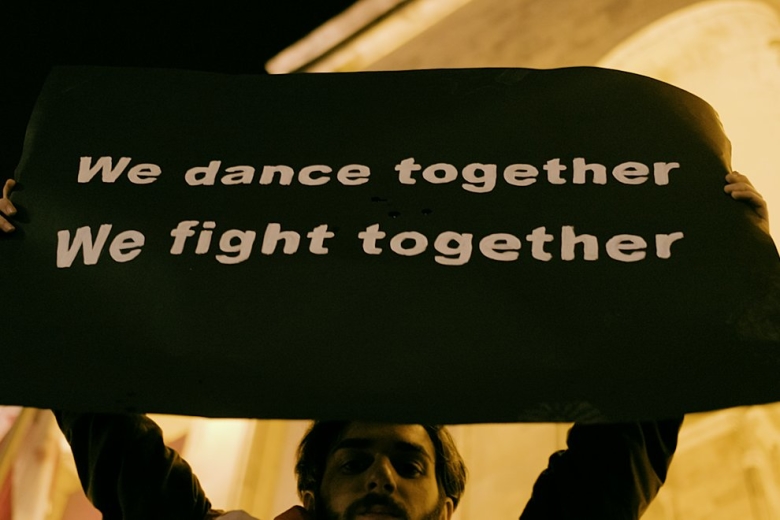 «Raving Riot: Рейв у парламента»