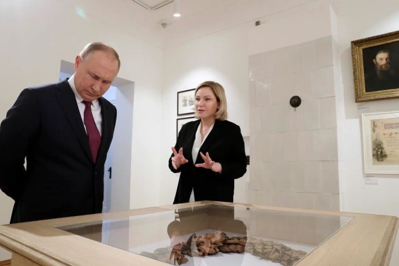 Владимир Путин и министр культуры Ольга Любимова на экскурсии в Доме-музее Достоевского. 11 ноября 2021 года