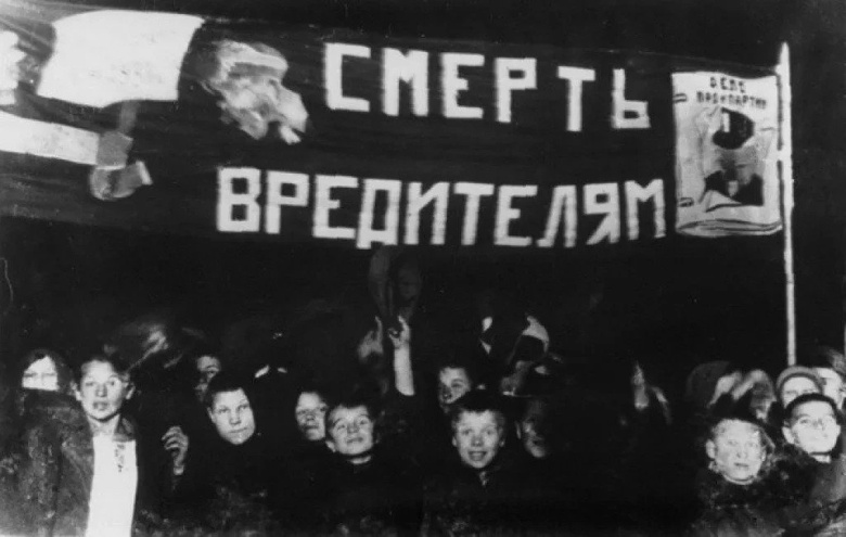 Демонстрация пионеров с призывом казнить обвиняемых