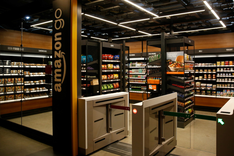 Небольшой магазин формата Amazon Go store в офисном пространстве Blue Shift Amazon в центре города Сиэтл