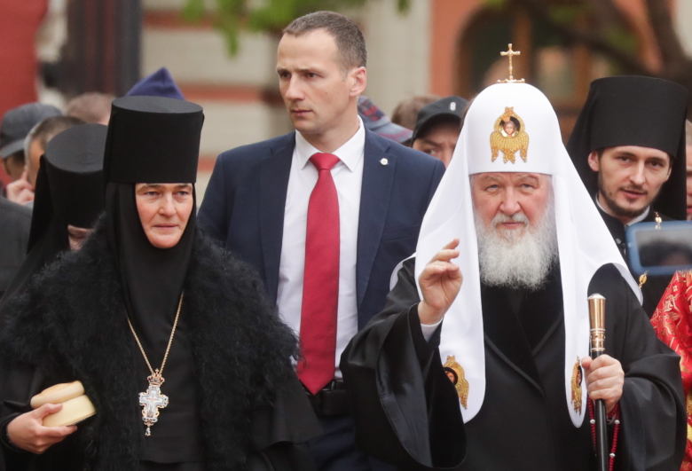 Настоятельница Покровского монастыря игумения Феофания (Мискина) и патриарх Московский и всея Руси Кирилл. Фото: Вячеслав Прокофьев/ТАСС