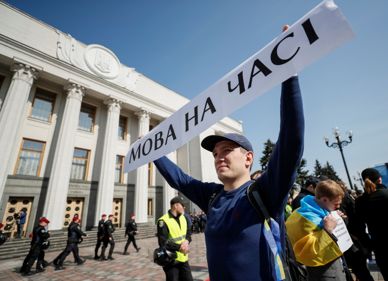 Активист на митинге в день рассмотрения законопроекта о языке у Верховной рады. Фото: Gleb Garanich / Reuters