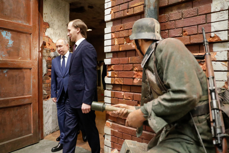 Владимир Путин и автор трехмерных панорам и диорам Дмитрий Поштаренко  в Музее Победы на Поклонной горе. Фото: Михаил Метцель/ТАСС