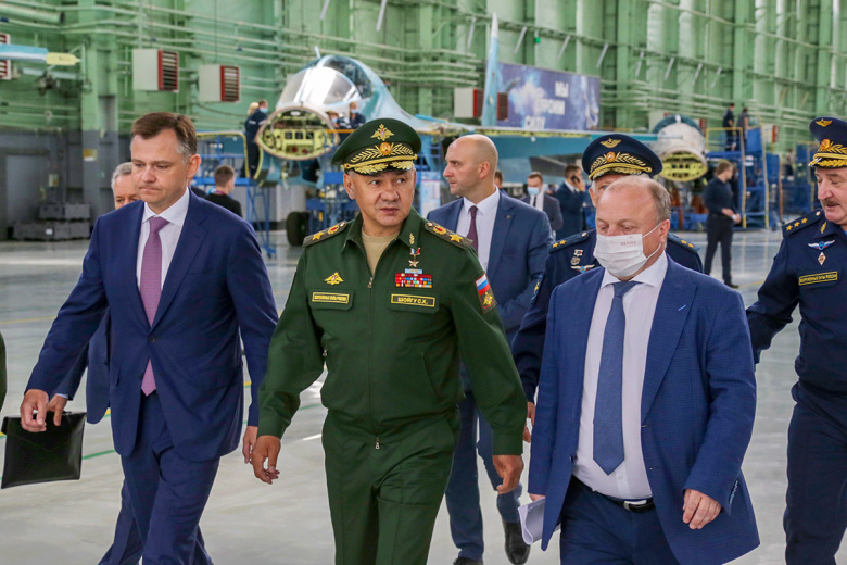 Сергей Шойгу на Новосибирском авиационном заводе им. Чкалова. Фото: MOD Russia / Global Look Press