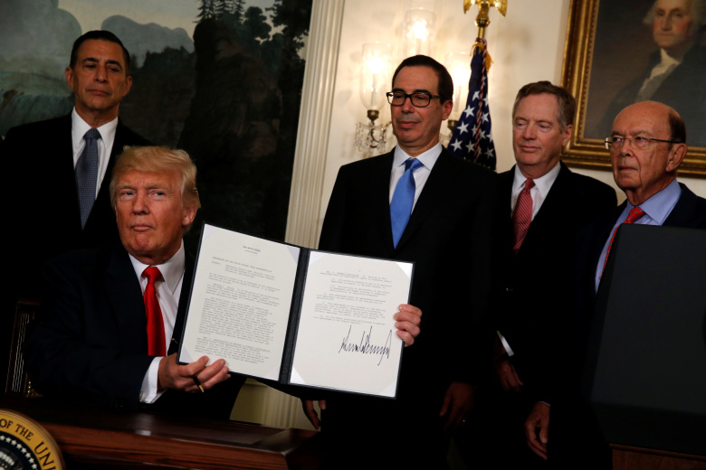 Дональд Трамп подписал указ о расследовании против Китая, 14 августа. Фото: Jonathan Ernst / Reuters